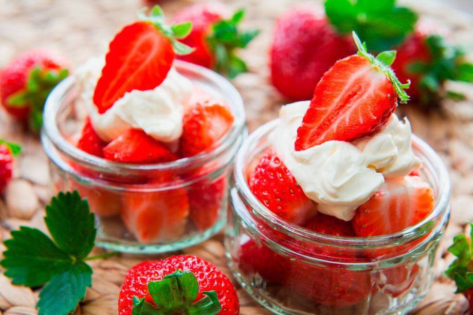 Prepara un delicioso postre de fresas con crema en 7 pasos