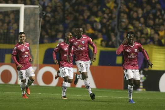 Luis Caicedo (d) de Independiente del Valle festeja su gol ante Boca Juniors. / EFE