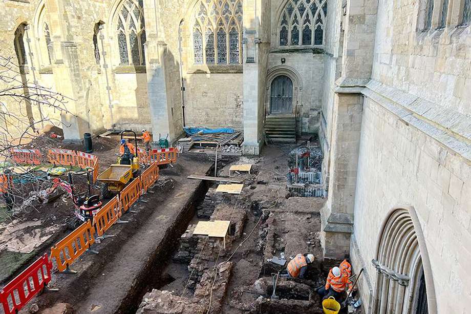 El hallazgo se dio en medio de un proyecto de investigación en el jardín del claustro de la catedral de Exeter.