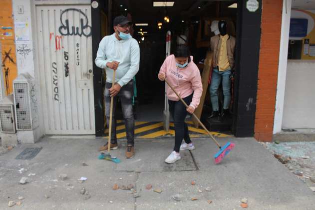 En fotos: comerciantes limpian escombros tras actos vandálicos en Bogotá
