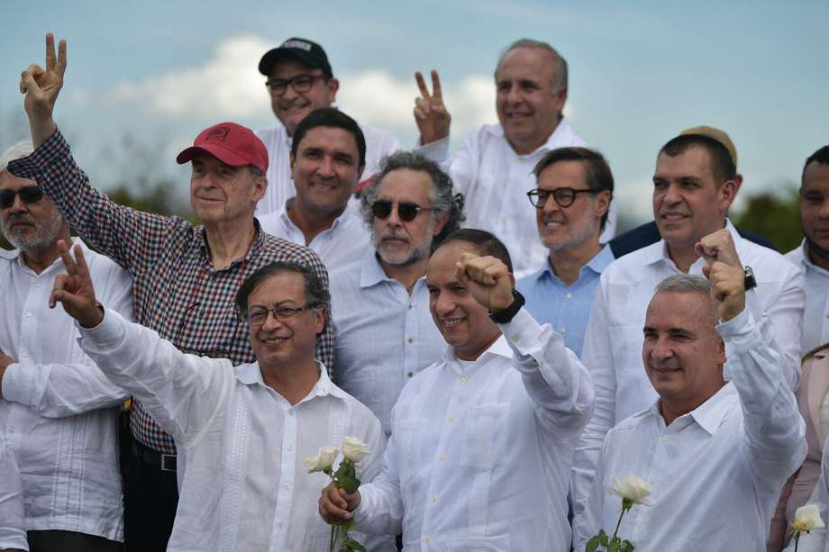 El presidente colombiano, Gustavo Petro en compañía del Ministro de Transporte venezolano, Ramón Velásquez Araguayan. Acompañados de representantes de los  gobiernos de ambos países.