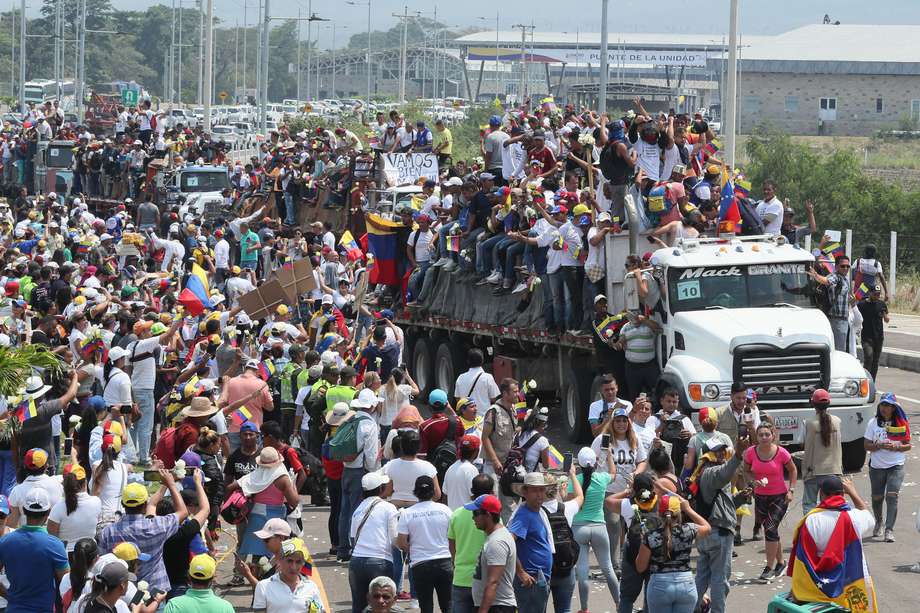 Fotografía de referencia y archivo fechada el 23 de febrero de 2019 que muestra a ciudadanos venezolanos subidos en camiones para formar un corredor que permitiera pasar la ayuda humanitaria, en Cúcuta (Colombia).