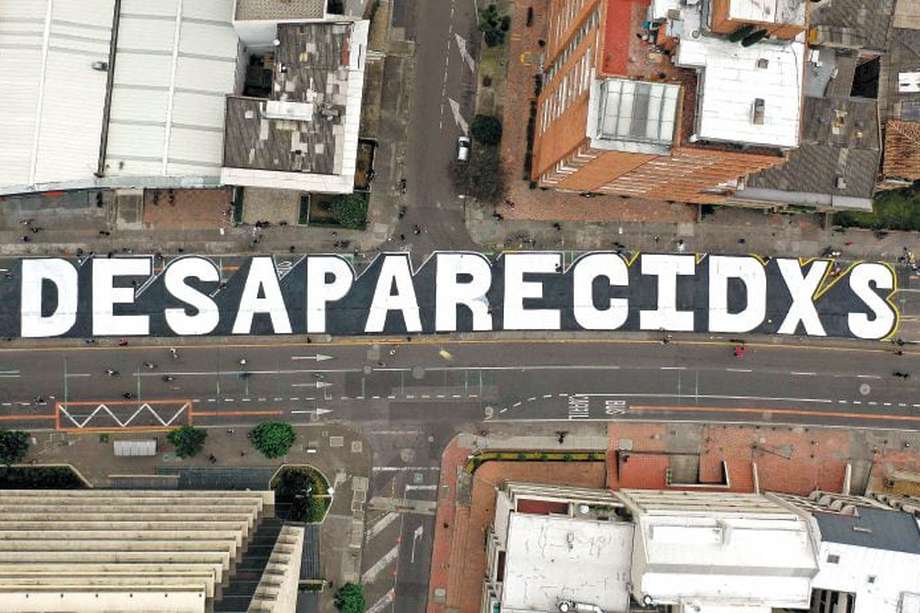 Aunque este grafiti fue realizado en Bogotá, fue en homenaje a todas las víctimas de desaparición en el marco del conflicto armado y el paro nacional en Colombia.