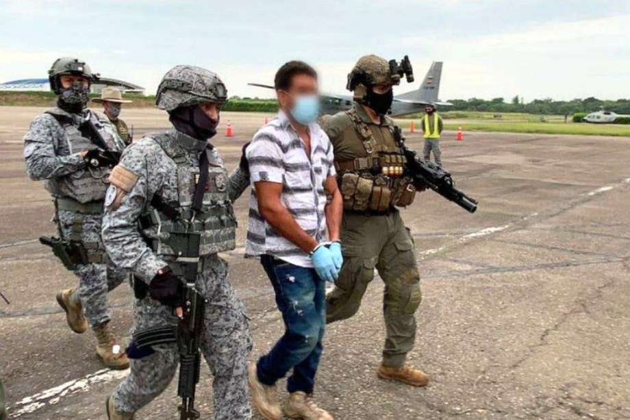 El ministro de Defensa, Carlos Holmes Trujillo, celebró la captura y se refirió a ella como un "golpe al terrorismo".