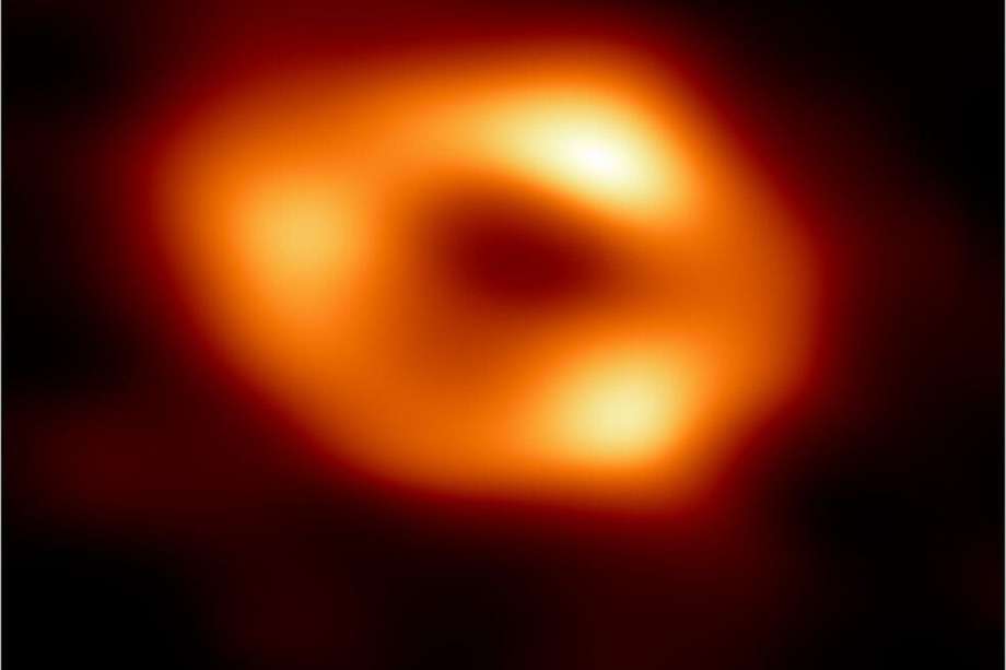 Sagitario A*, nuestro agujero negro supermasivo, situado a unos 27 000 años luz de distancia en el puro corazón de nuestra galaxia.