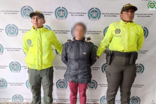 Mujer señalada de abusar de una menor al interior de un colegio en Bogotá.