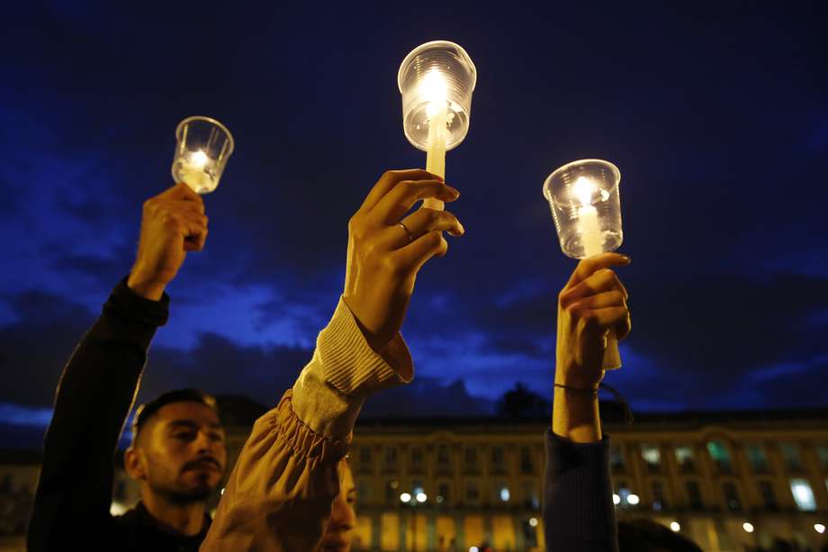 Las velas blancas simbolizaron el rechazo a los crímenes y el apoyo a los líderes sociales./ AP