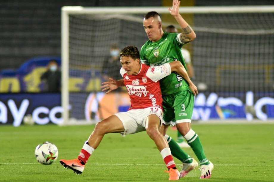 Wilfrido de la Rosa, de Santa Fe, y Andrés Correa, de Equidad, en el partido por la primera fecha de la Liga BetPlay Dimayor.