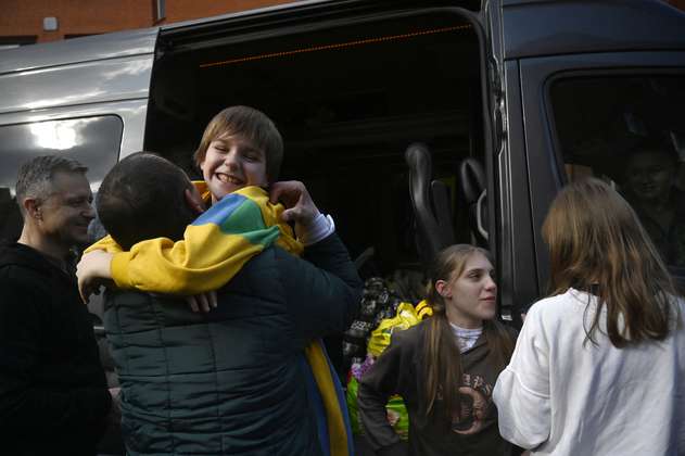 Niños ucranianos deportados por Rusia regresaron a sus hogares