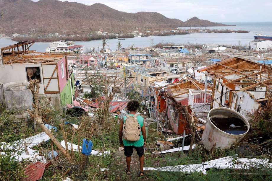 Los escombros que dejó el paso del huracán Iota, en la isla de Providencia. Fue otro revés para esta región abandonada por el estado. / EFE