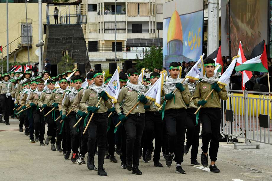 Los Scouts Imam Al Mahdi de Hezbollah marchan para conmemorar el Día de Al Quds (Día de Jerusalén) en un suburbio de Beirut, Líbano, el 6 de abril de 2024.
