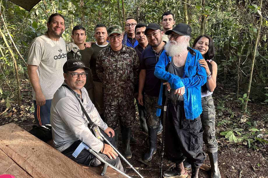 Leopoldo Durán (de chaqueta azul) reunido con miembros del Estado Mayor Central durante el proceso de consultas de esa disidencia de las antiguas FARC.
