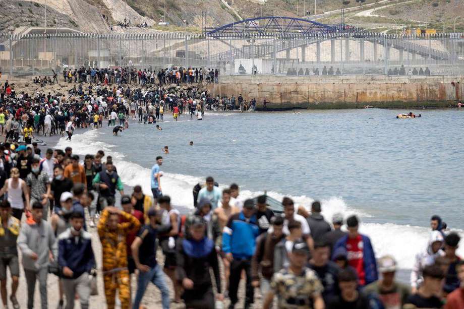Cerca de 8.000 migrantes marroquíes inundaron las playas de Ceuta en una avalancha humana sin precedentes en España.