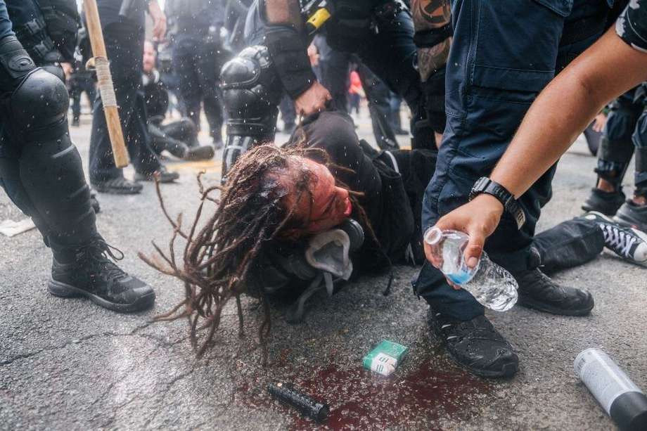 Un manifestante es detenido durante las protestas en Louisville, Kentucky.