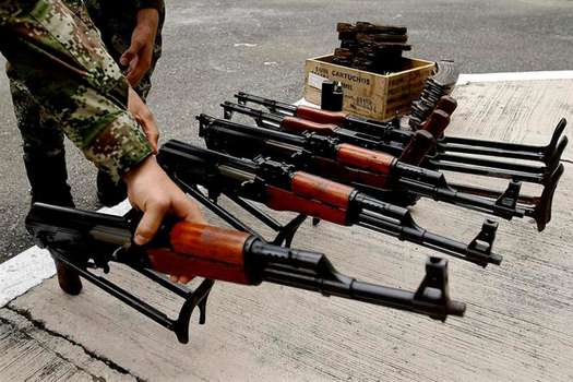 Fusiles decomisados por el Ejército en un operativo contra las bacrim.