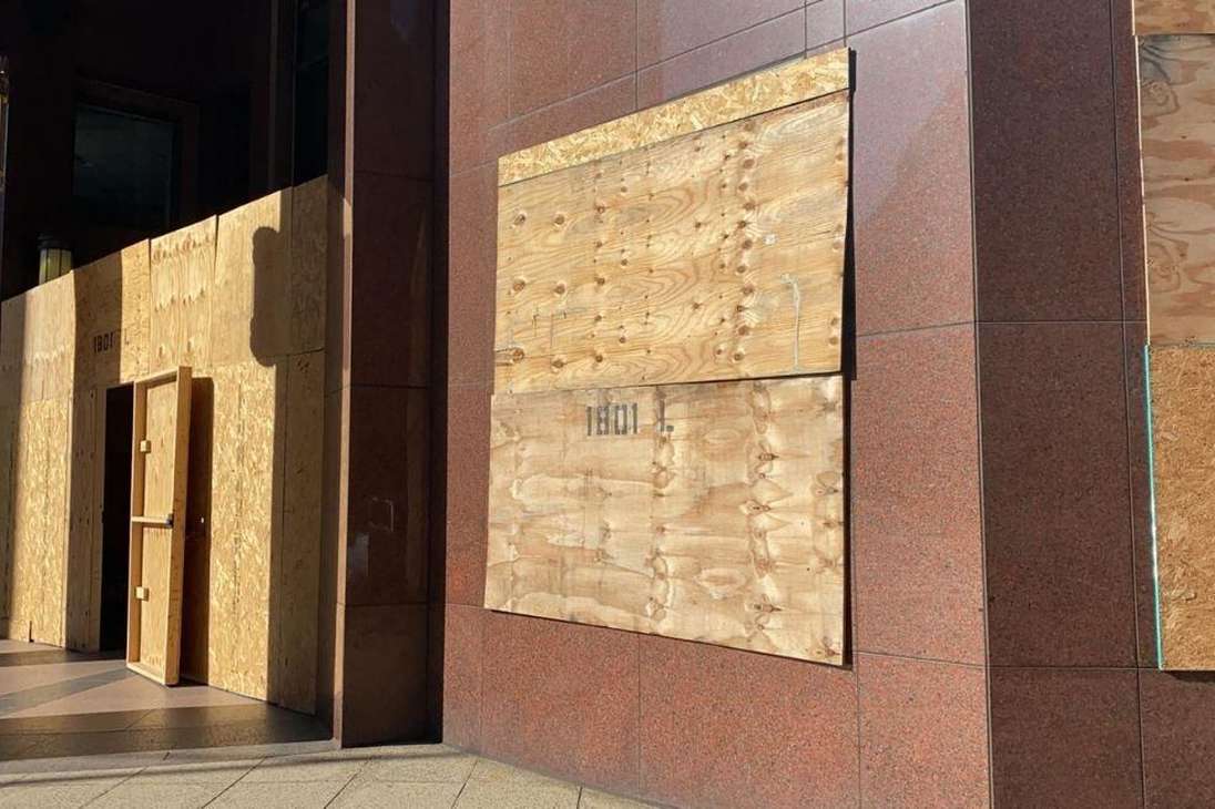Los edificios estatales y comerciales se preparan para la ceremonia de posesión del presidente electo Joe Biden cubriendo sus ventanas con planchas de madera y reforzando sus puertas.