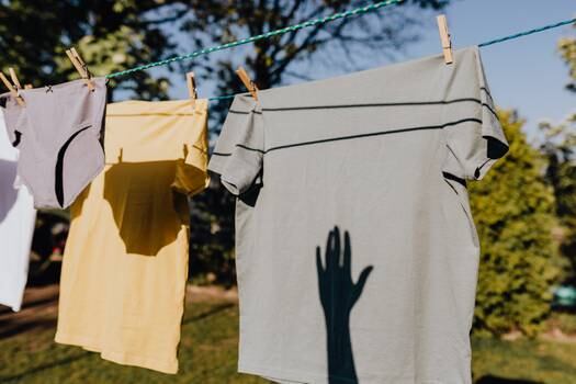 Si has notado que tu ropa tiene un olor a humedad desagradable incluso después de lavarla, es probable que esté necesitando un tratamiento extra para eliminarlo.