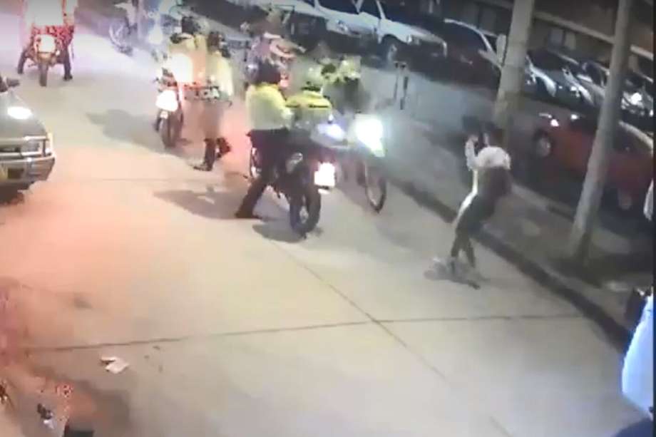 En un punto del video, se ve cómo Maycolt Florido es arrinconado por una moto con uniformados de la Policía.