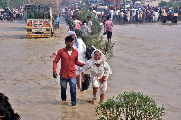 Lluvias y deslizamientos dejan un centenar de muertos en India