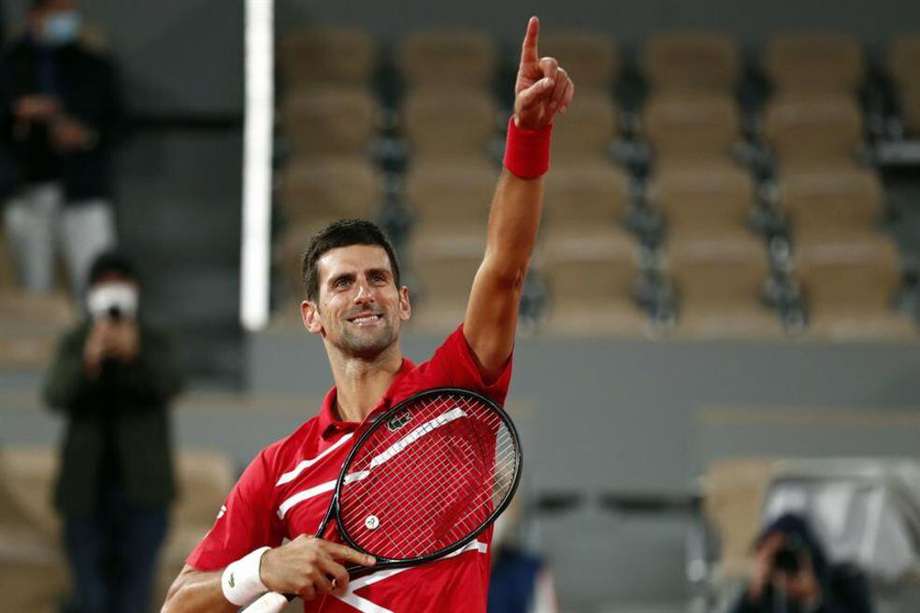 Novak Djokovic celebra su paso a la final del Roland Garros 2020 tras vencer al griego Stefanos Tsitispas.