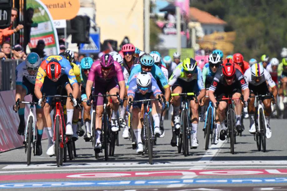 El ciclista italiano del equipo Lidl-Trek, Jonathan Milan (C), gana la cuarta etapa del Giro de Italia 2024, una carrera ciclista de 190 km desde Acqui Terme hasta Andora, Italia, el 7 de mayo de 2024.