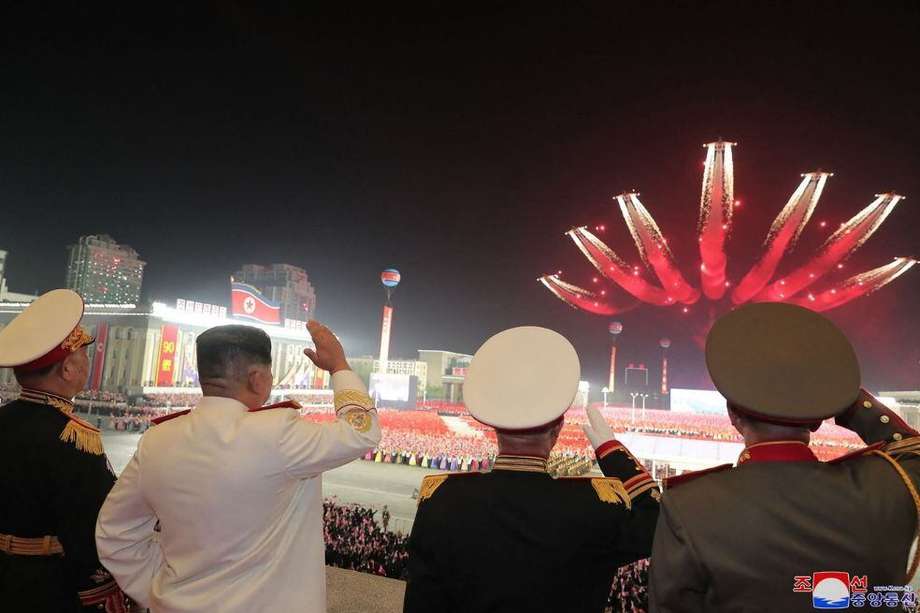 El líder norcoreano Kim Jong Un (segundo a la izquierda) durante un gran desfile militar celebrado en la plaza Kim Il Sung en Pyongyang.