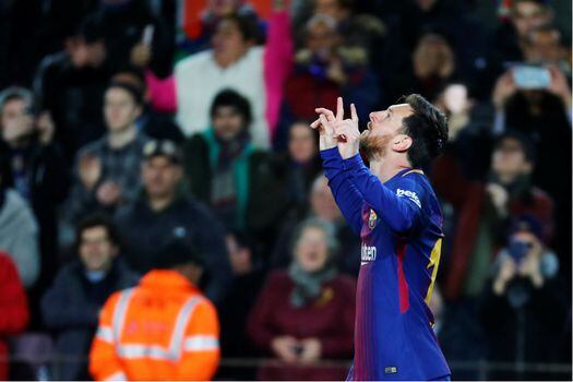 El argentino Lionel Andrés Messi celebra uno de los dos goles que anotó este miércoles en Camp Nou. / EFE