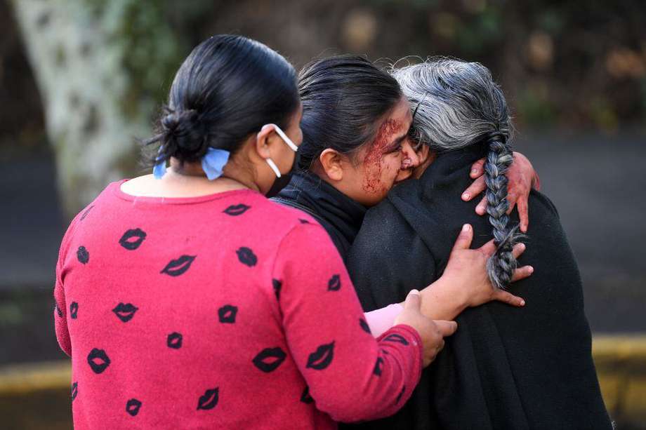 Familiares de una transeúnte que murió durante el atentado de esta mañana contra el jefe de Seguridad de Ciudad de México.