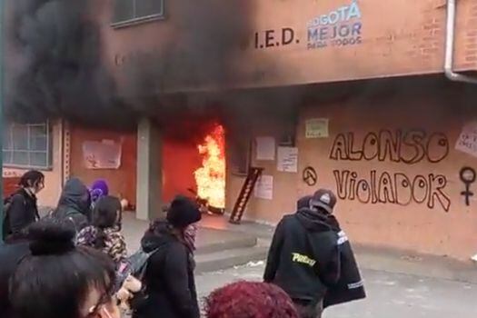 Video: Quemaron el colegio Nuevo Chile en Bogotá, por presunto abuso sexual.