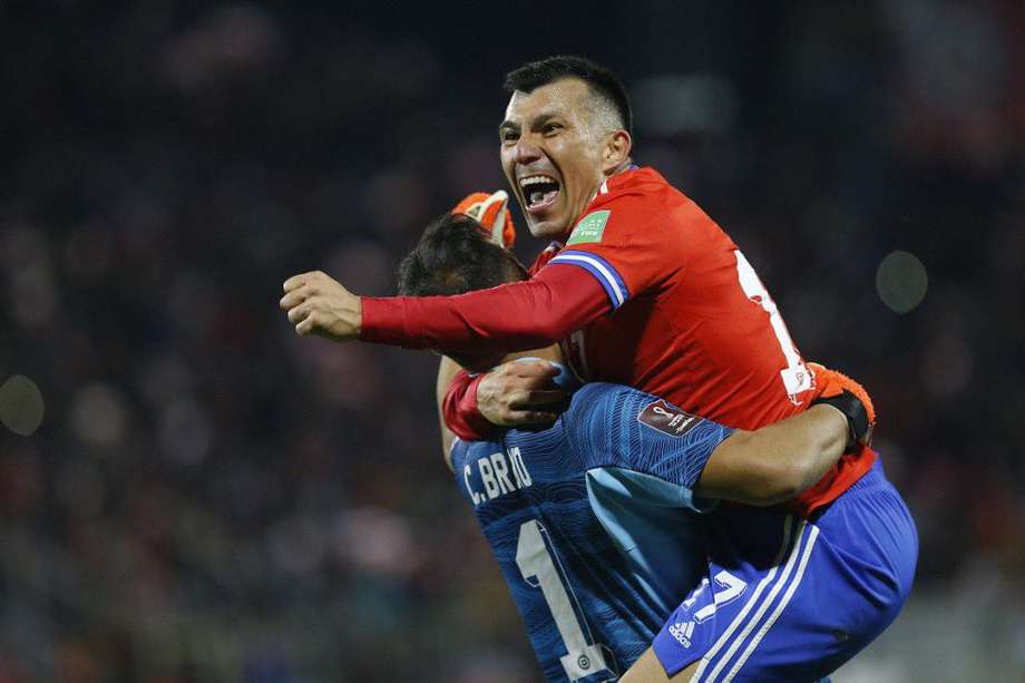 Los chilenos Gary Medel y Claudio Bravo  festejan uno de los goles con los que derrotaron a Venezuela.
