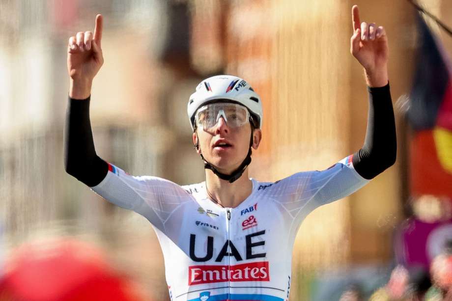 El ciclista esloveno Tadej Pogacar del UAE Team Emirates celebra su victoria en la carrera ciclista Lieja-Bastoña-Lieja.