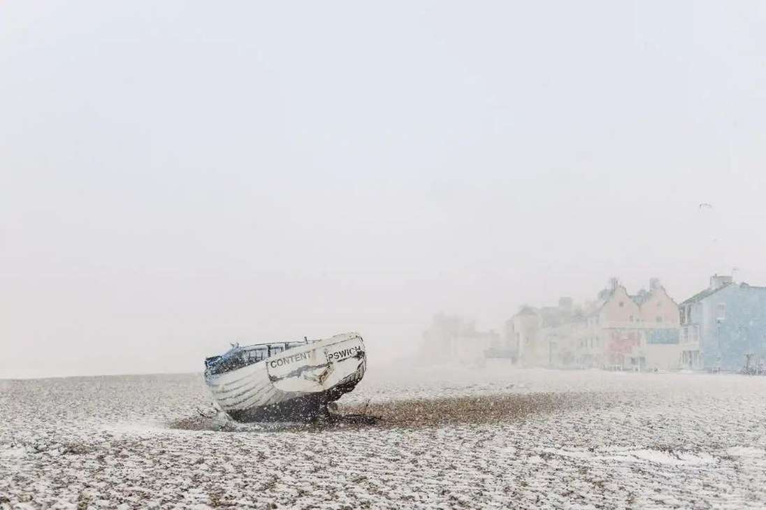 Categoría Vista Costera
Daniel Ruffles cuenta que "esta es una composición un poco clásica del barco solitario 'Content' en Aldeburgh. La nieve simplemente añade algo pictórico a la imagen y suaviza los colores de las propiedades costeras”.