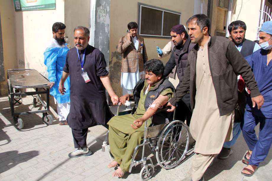 Un hombre herido en una explosión en una oficina de campaña electoral en el distrito de Pishin es trasladado a un hospital de Quetta, capital de la provincia de Baluchistán, Pakistán.