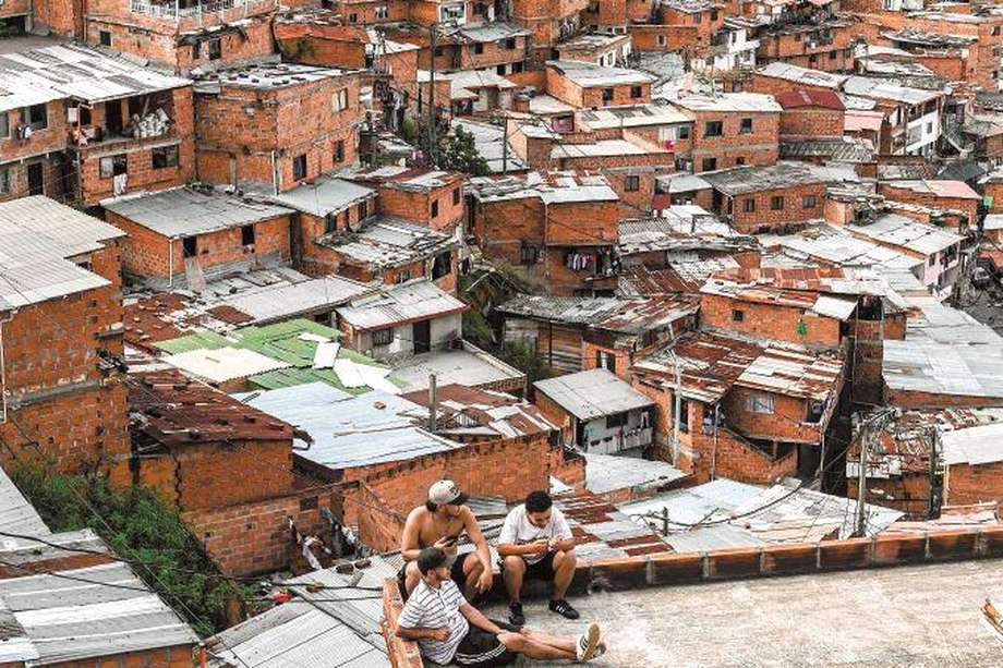 Foto de archivo que muestra en panorámica a una comuna de Medellín.  / AFP / Joaquin SARMIENTO
