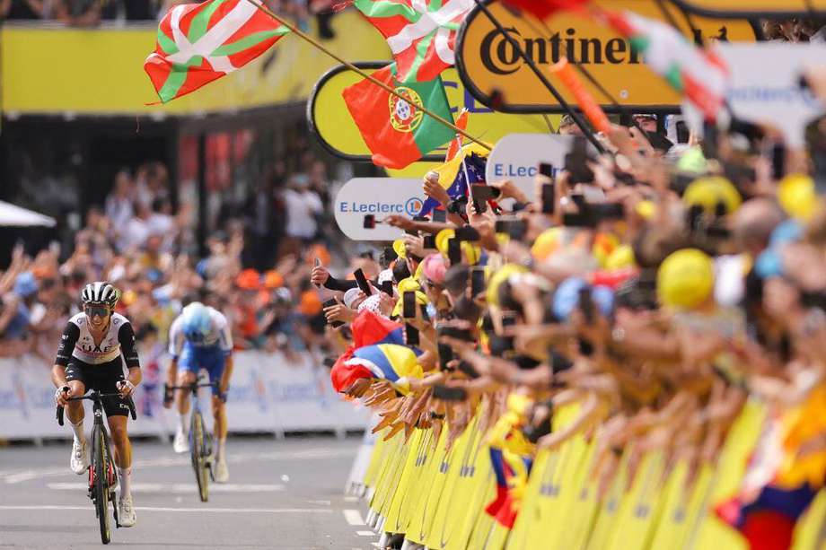 Adam Yates llega por delante de su hermano Simon Yates en la primera etapa del Tour de Francia.