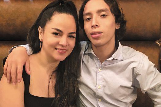 Milena Meneses durante cena familiar con su hijo, Santiago Murillo. 