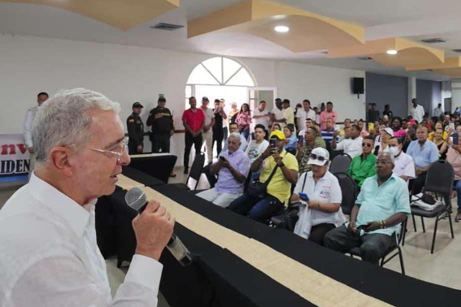 El líder del Centro Democrático en una reunión política en el municipio de Tumaco (Nariño).