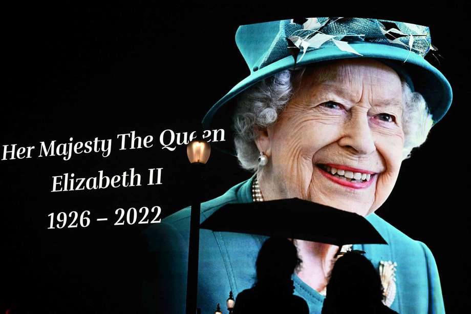 Una imagen de la reina Isabel II fue desplegada en Piccadilly Circus, en  Londres, luego del anuncio de su muerte, a los 96 años.