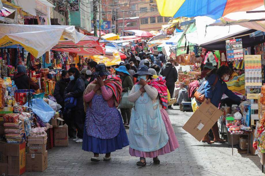 Ciudadanos hacen compras en un mercado popular en el centro de la Paz.