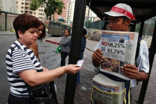 Al término de la Quincuagésima Cuarta Asamblea General de Andidiarios, la organización rechazó las agresiones contra los medios, entre ellas las restricciones para adquirir papel periódico. /Bloomberg News