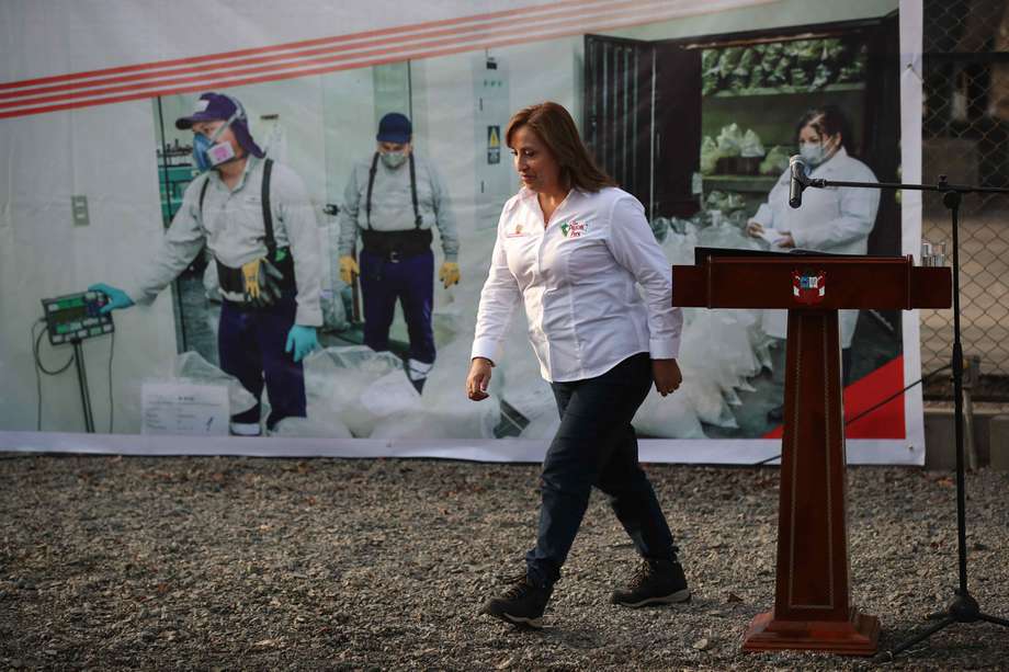 La presidenta de Perú, Dina Boluarte, asiste al acto de destrucción de cargamentos de drogas decomisadas, en la base de la Dirección de Operaciones Especiales de la Policía Nacional en Lima (Perú).