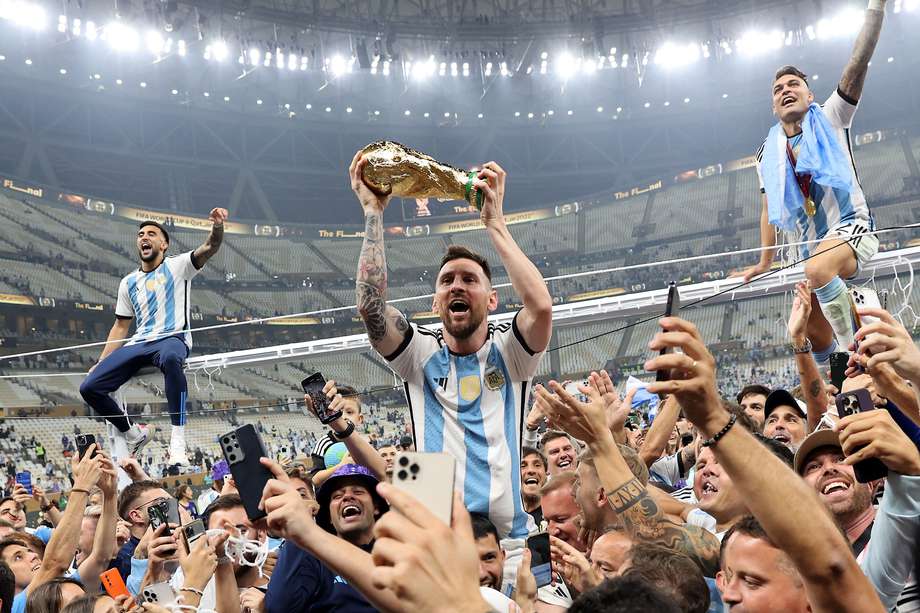 DICIEMBRE (10/10).- Lionel Messi (c) alza el trofeo del campeones del Mundial de Qatar 2022 después de que Argentina se impusiera a Francia en la final celebrada en el Lusail stadium, el 18 de diciembre. EFE/Tolga Bozoglu
