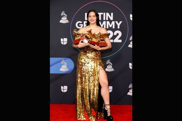 Rosalía y sus gramófonos en la edición 23 de los premios Grammy.GettyImages