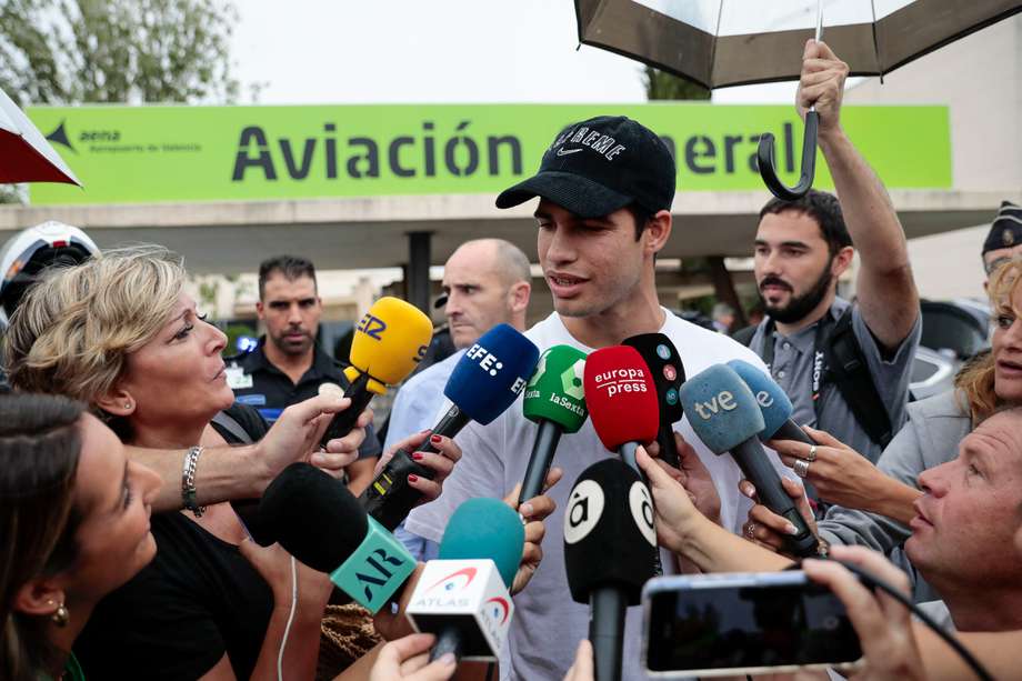 El tenista Carlos Alcaraz a su llegada al aeropuerto de Manises, Valencia, para estrenar su flamante número uno mundial en la fase de grupos B de la Copa Davis en Valencia con el equipo español. EFE/Ana Escobar
