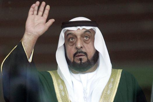 Una fotografía muestra al presidente y gobernante de los EAU de Abu Dhabi, el Jeque Khalifa bin Zayed Al-Nahayan, detrás de un vidrio, asistiendo a un partido en enero de 2007.