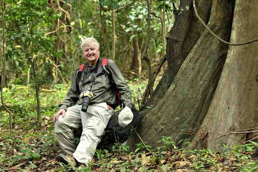 A los 73 años, el ambientalista Stanley Johnson visitó el bosque húmedo tropical del Magdalena Medio, en Colombia. / Gustavo Torrijos