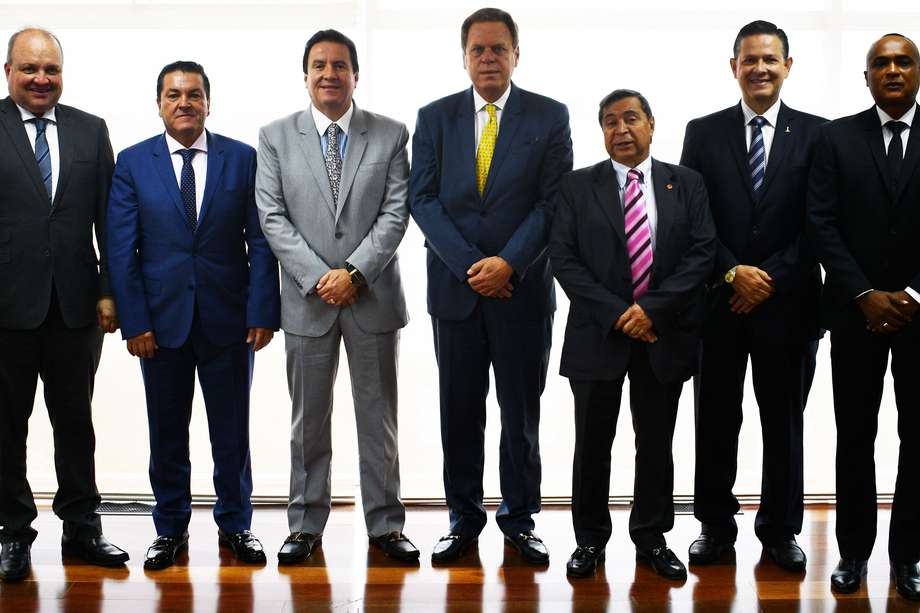 Algunos de los miembros del Comité Ejecutivo de la Federación Colombiana de Fútbol de 2018, encabezados por Ramón Jesurún y Álvaro González, cuarto y quinto, respectivamente, de izquierda a derecha, están involucrados en el caso del Cartel de la Boletería.
