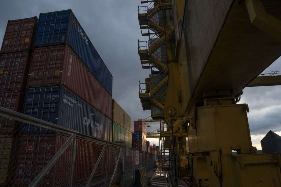 Shipping containers sit stacked at the Buenaventura Port in Buenaventura, Colombia, on Monday, Sept. 21, 2015. Colombia's economy expanded more than expected in the second quarter, as a boom in the construction industry prevented a deeper slowdown in the broader economy amid falling commodities prices. Photographer: Mariana Greif Etchebehere/Bloomberg