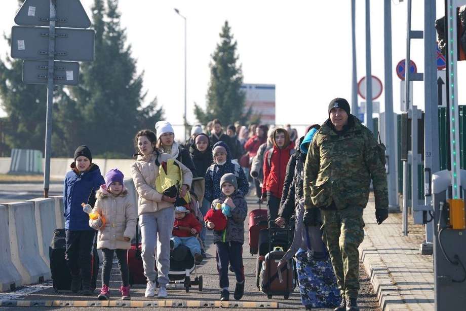 Mujeres y niños ucranianos cruzan la frontera de Ucrania a Polonia en el cruce fronterizo de Korczowa-Krakovets tras la invasión rusa.