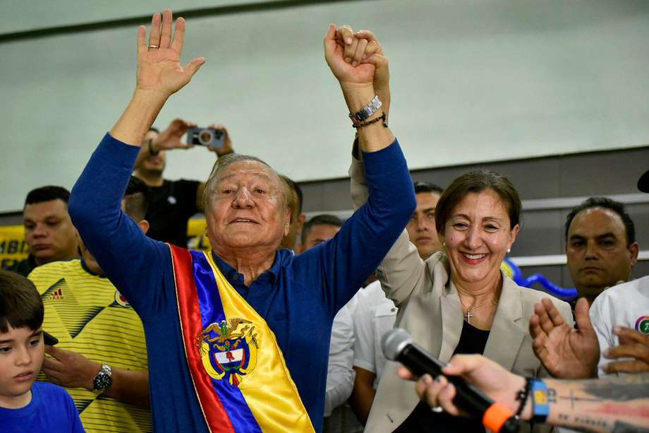 El candidato a la presidencia de Colombia, Rodolfo Hernández, levanta sus brazos junto a Íngrid Betancourt, candidata presidencial hasta este viernes, durante un acto de campaña en la ciudad de Barranquilla (Colombia). EFE
